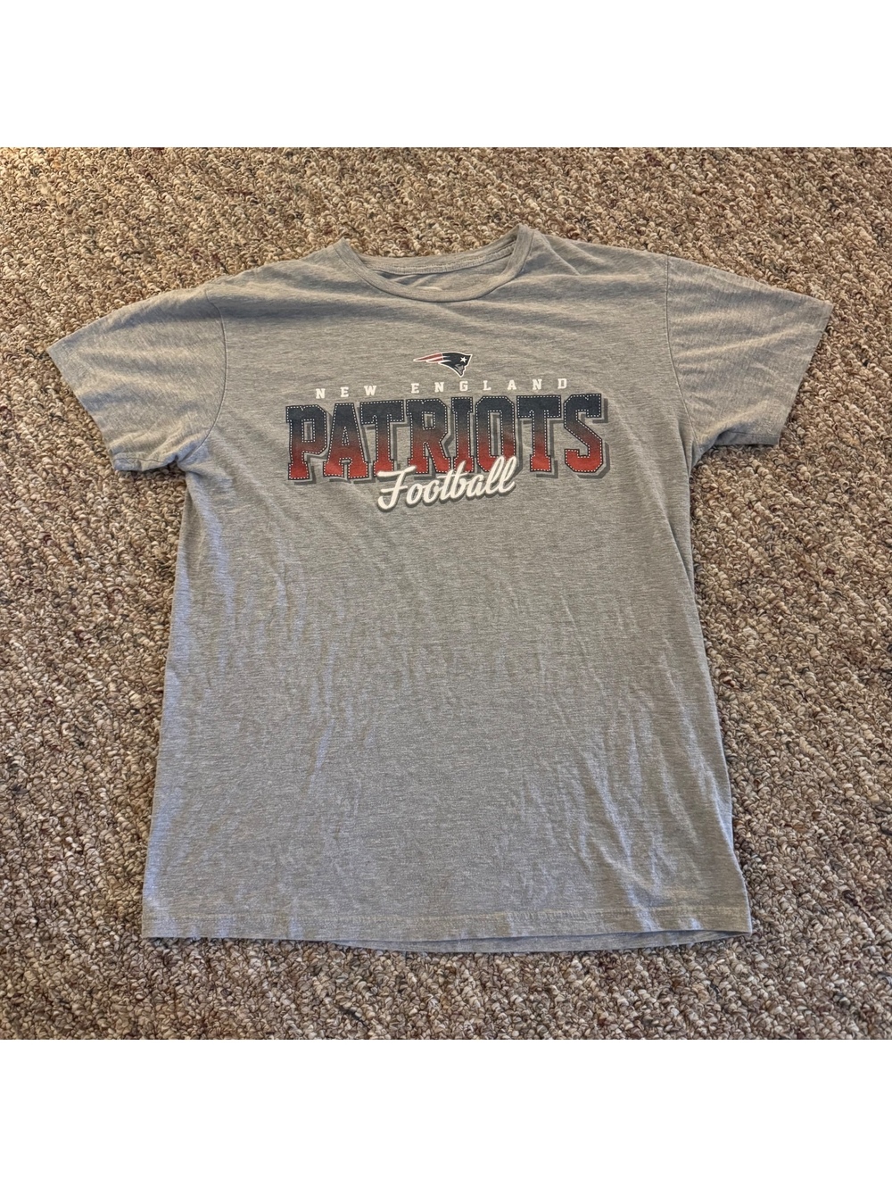 New England Patriots Football Graphic T-Shirt Size Large Gray